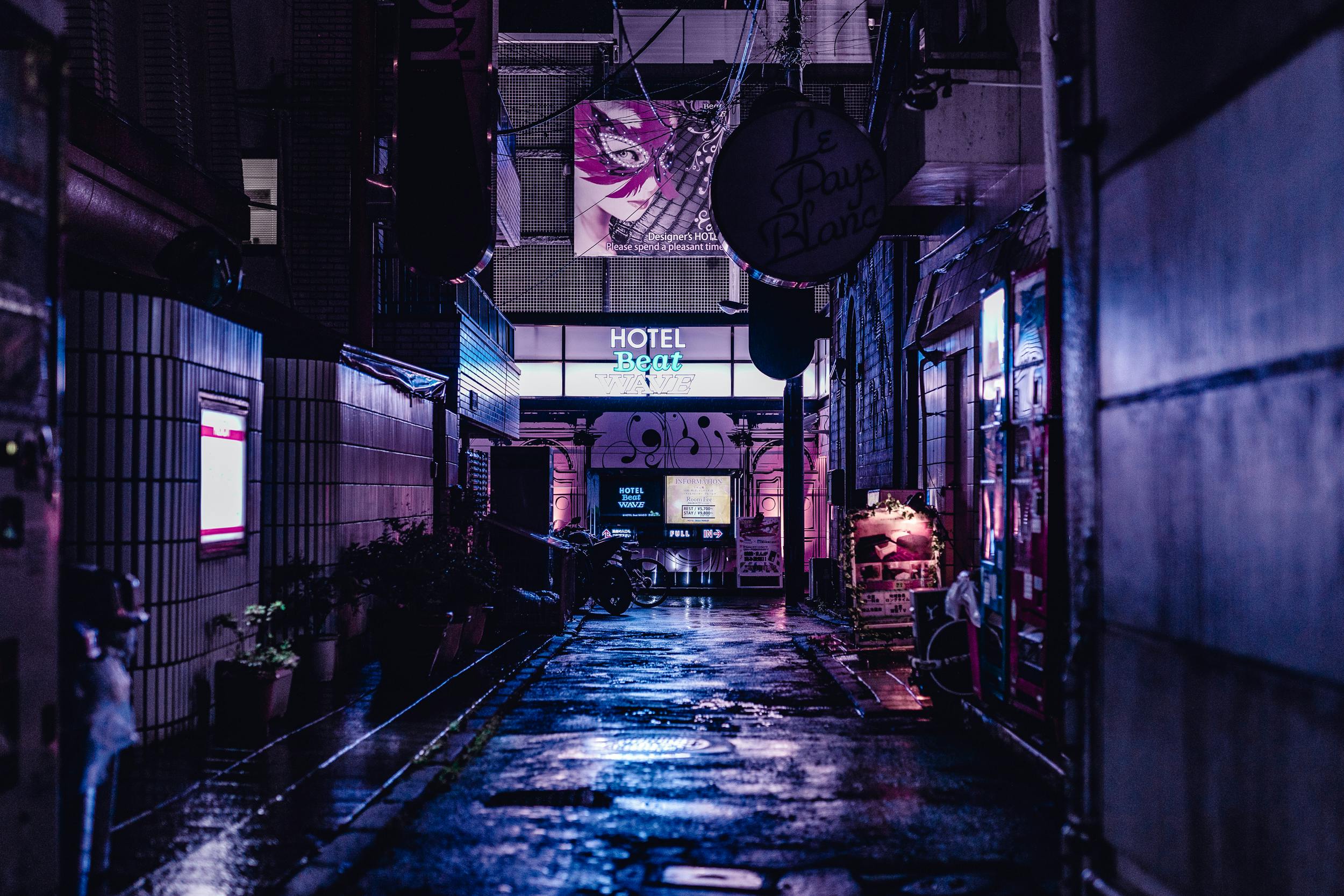 Hotel in alleyway